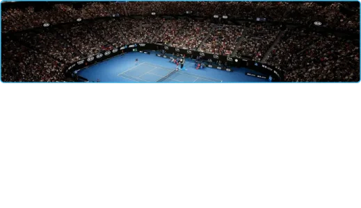 Un stade de tennis bondé la nuit, avec des lumières vives illuminant le court bleu. Les joueurs sont en plein match, entourés d'une foule nombreuse et enthousiaste.